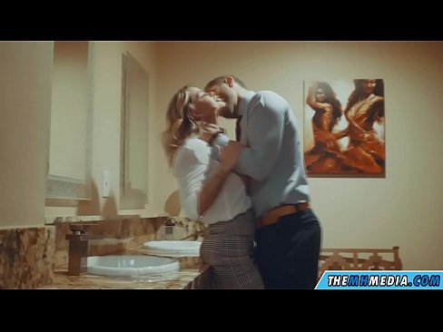 ❤️ Meta blonda busty seduces f'kamra tal-banju pubbliku ️❌ Super porn lilna ☑
